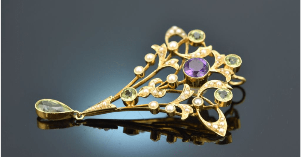 ein toller Streifzug durch die Mode, hier mit einem wunderschönen SuffragettenAnhänger