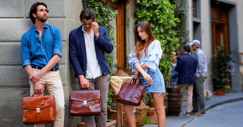 Reisetaschen aus Leder von Tossos Personen mit Aktentaschen