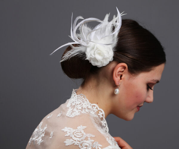 Fascinator Ava, Brautschmuck, offwhite Blüte Federn, diverse Farben und Modelle