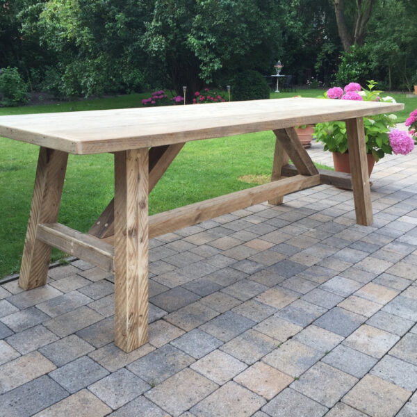 Tafeltisch aus Holz