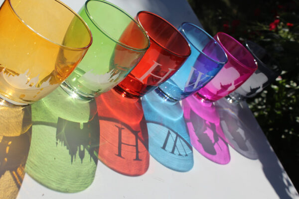Bunte Wassergläser mit Motiven, diverse Farben und Modelle