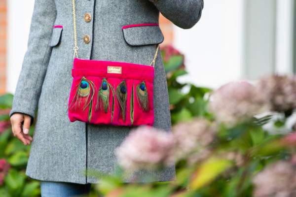 Pochette Pavona mit Pfauenaugenfedern mit Model