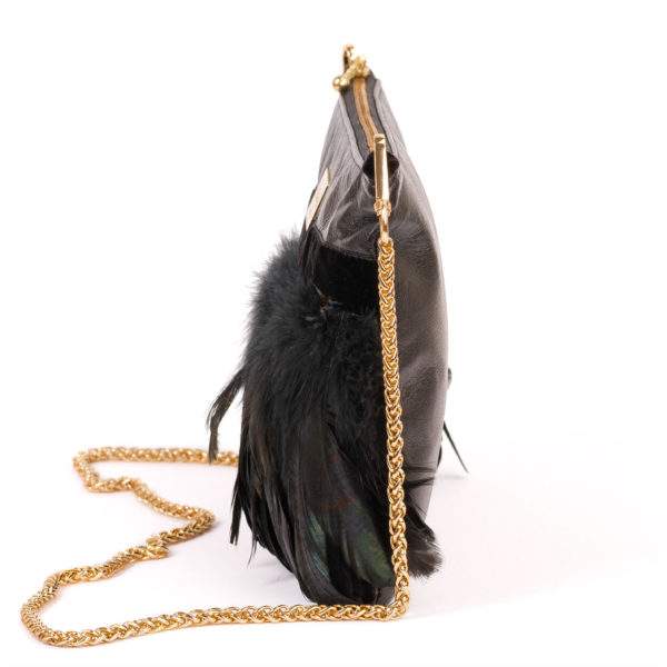Handtasche mit Federn seitlich