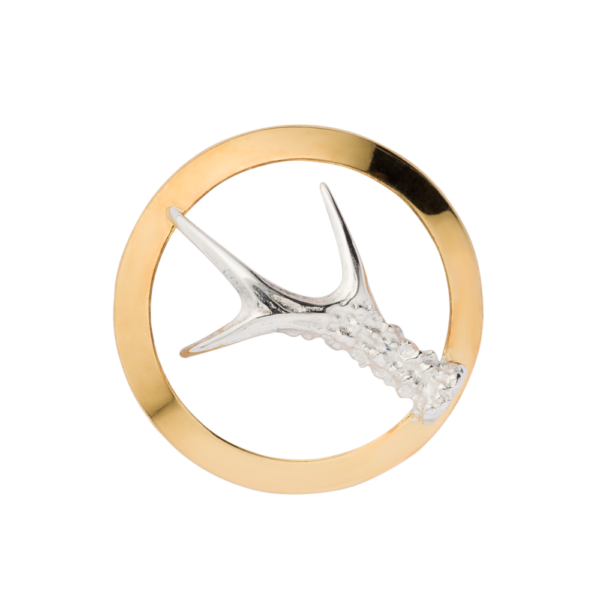 Jagdabzeichen mit Rehgehörn als Jagdschmuck