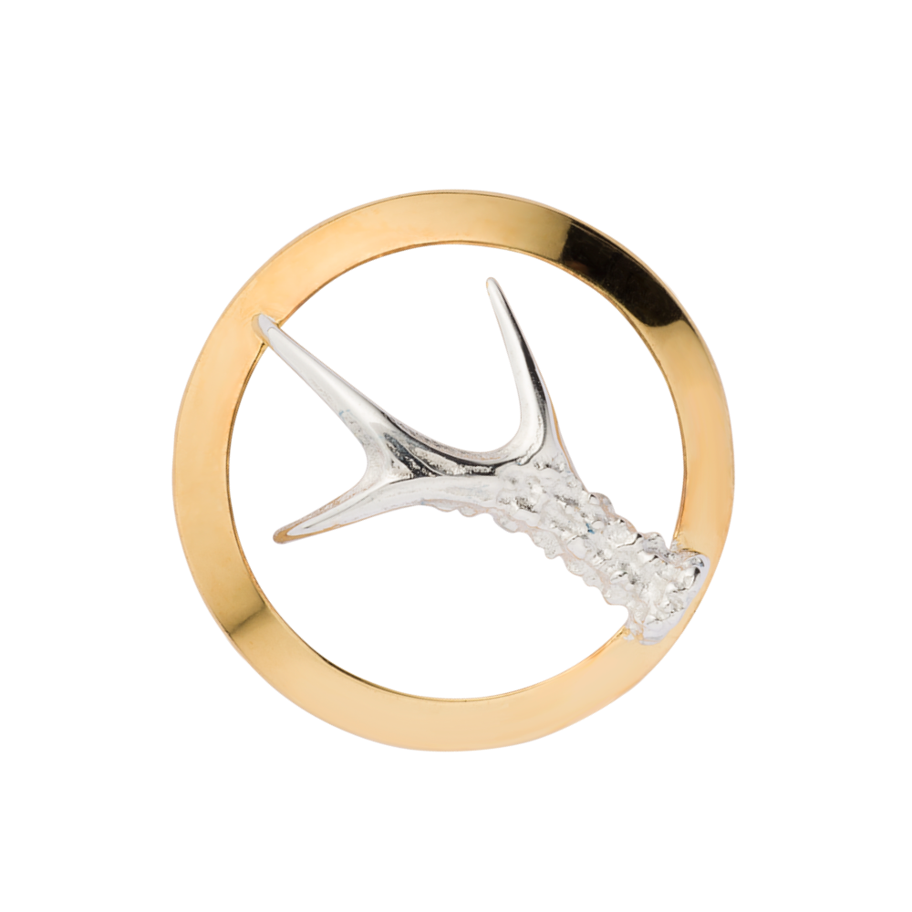 Jagdabzeichen mit Rehgehörn als Jagdschmuck